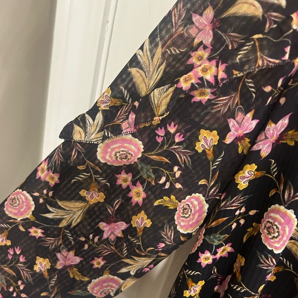 LOFT Women’s Black Blouse with Pink Yellow Floral Pattern Ruffle Trim Sz. Medium - Picture 5 of 9